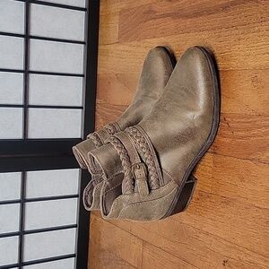 Women's Baretraps Giles booties